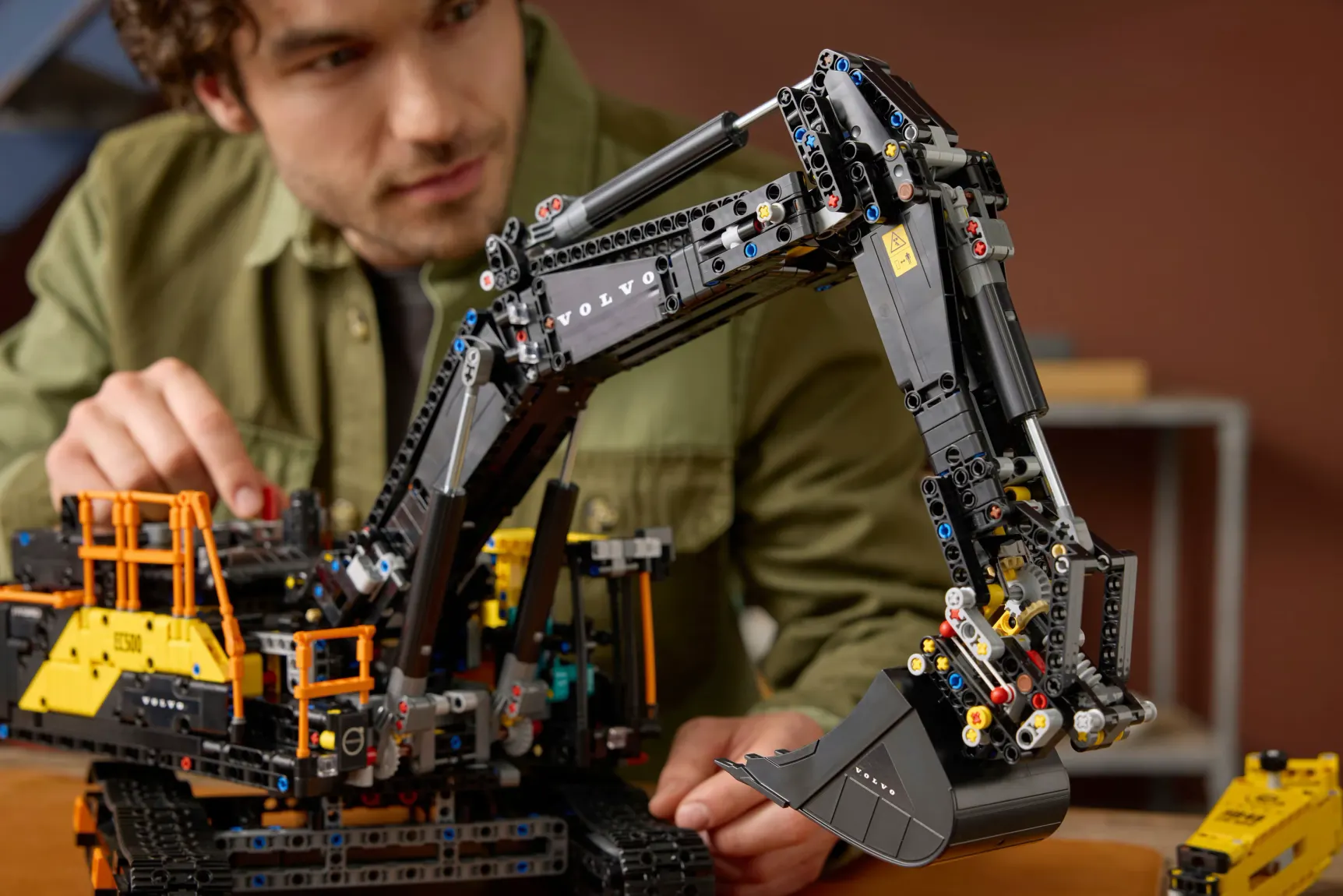 LEGO Technic escavatore ibrido Volvo EC500, dettaglio 1