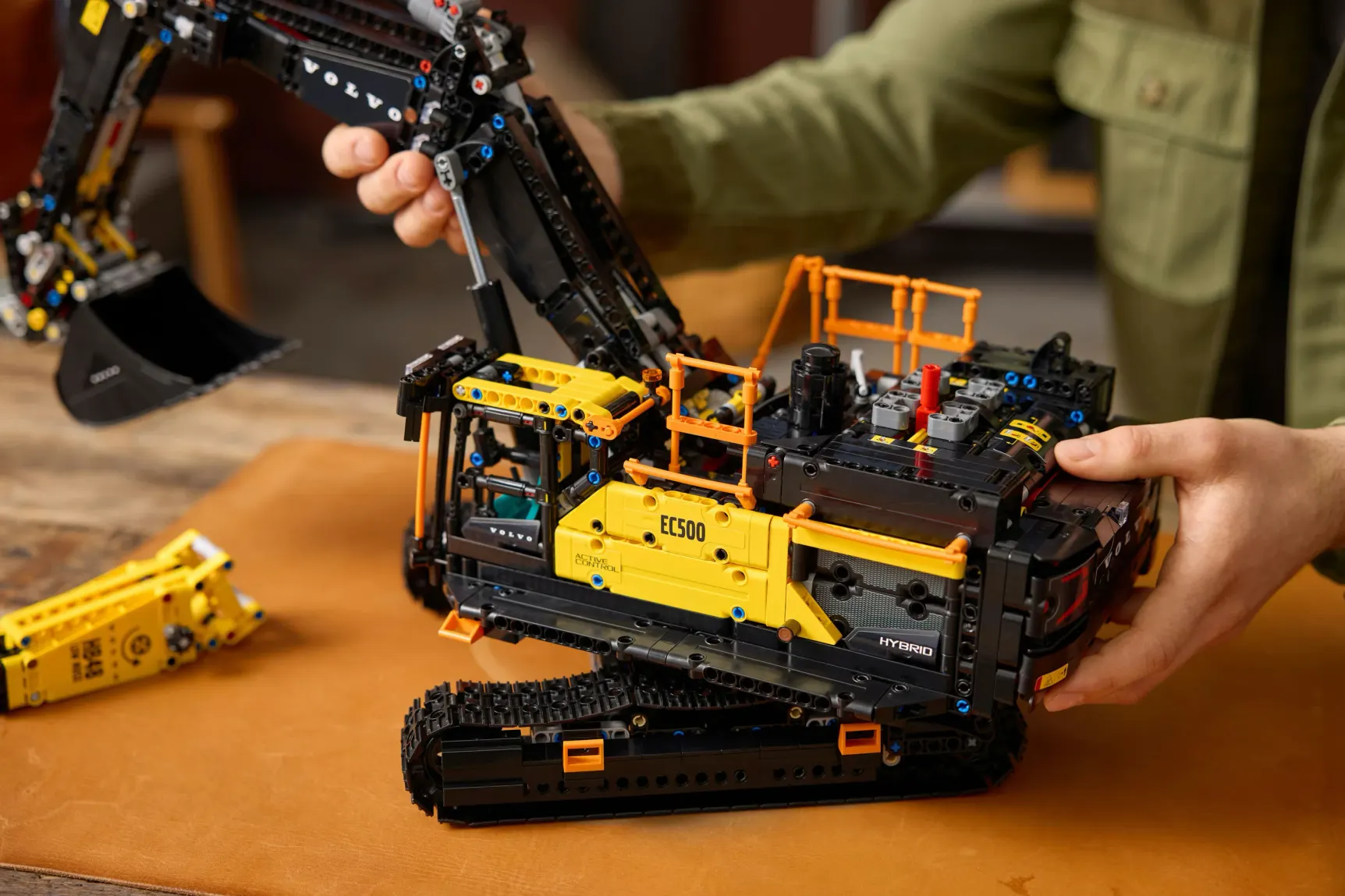 LEGO Technic escavatore ibrido Volvo EC500, dettaglio 3