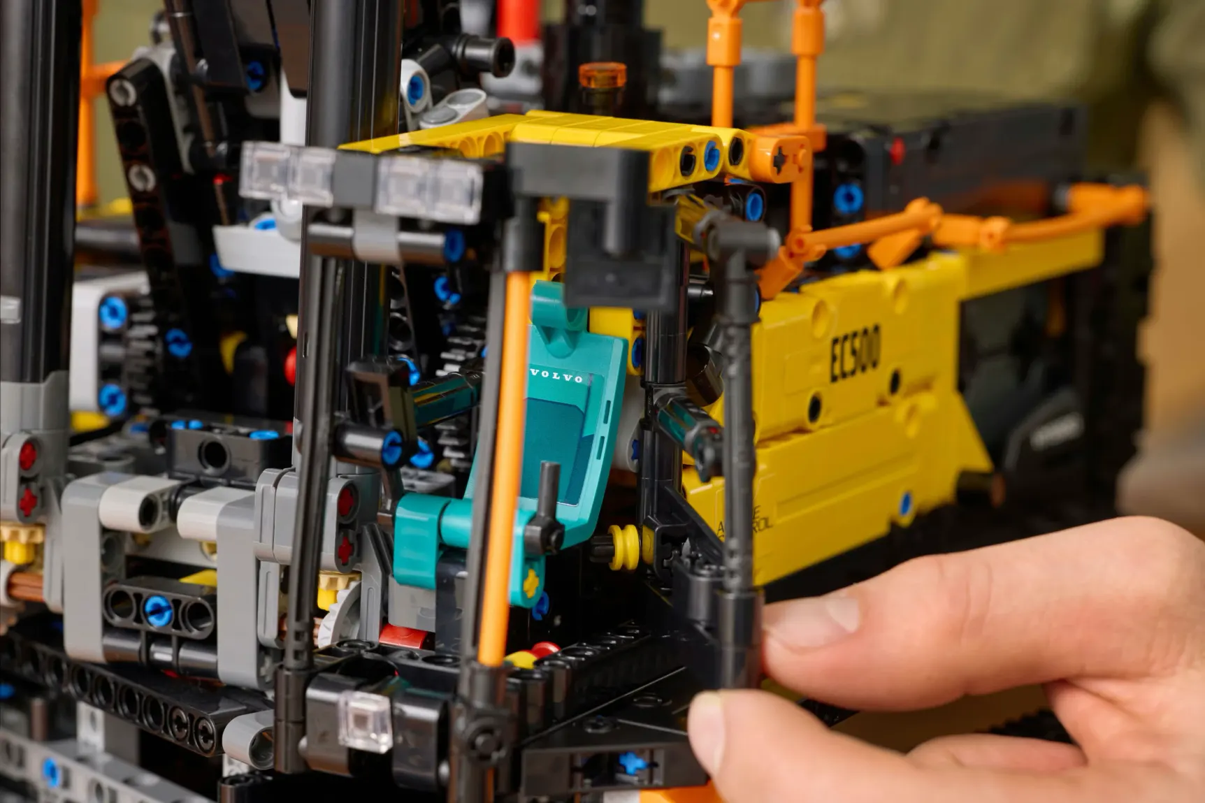 LEGO Technic escavatore ibrido Volvo EC500, dettaglio 4