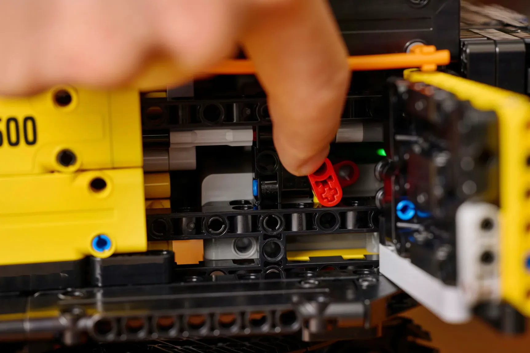 LEGO Technic escavatore ibrido Volvo EC500, dettaglio 5