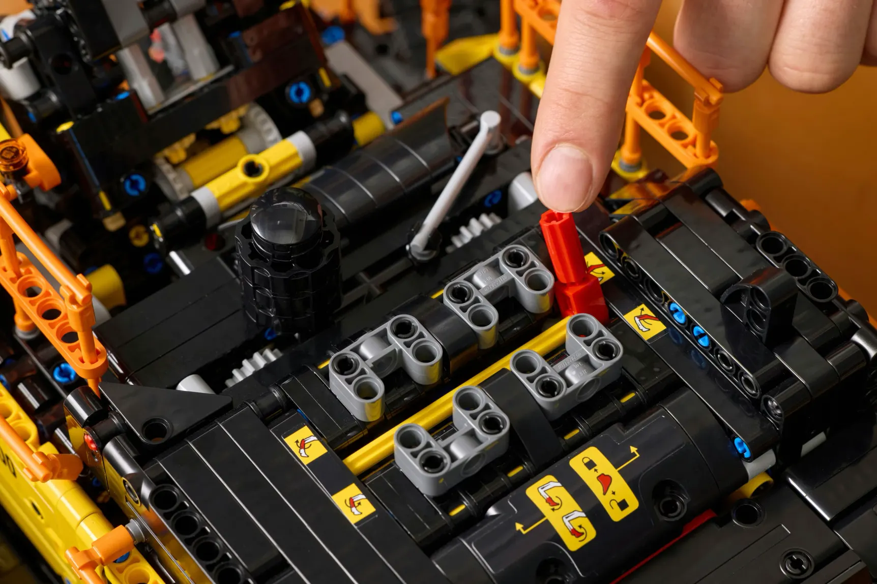 LEGO Technic escavatore ibrido Volvo EC500, dettaglio 6