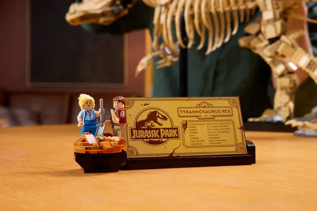LEGO Dinosaur Fossils: Tyrannosaurus rex, detail view 4