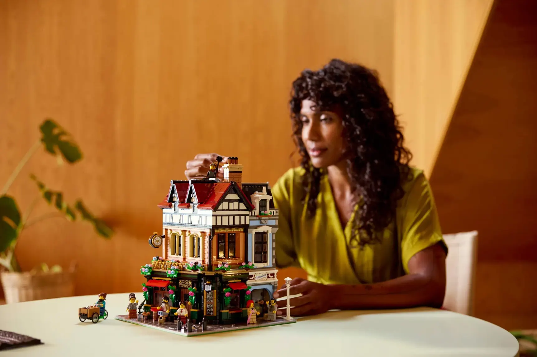 LEGO La maison d'angle de style Tudor (10350) entièrement monté