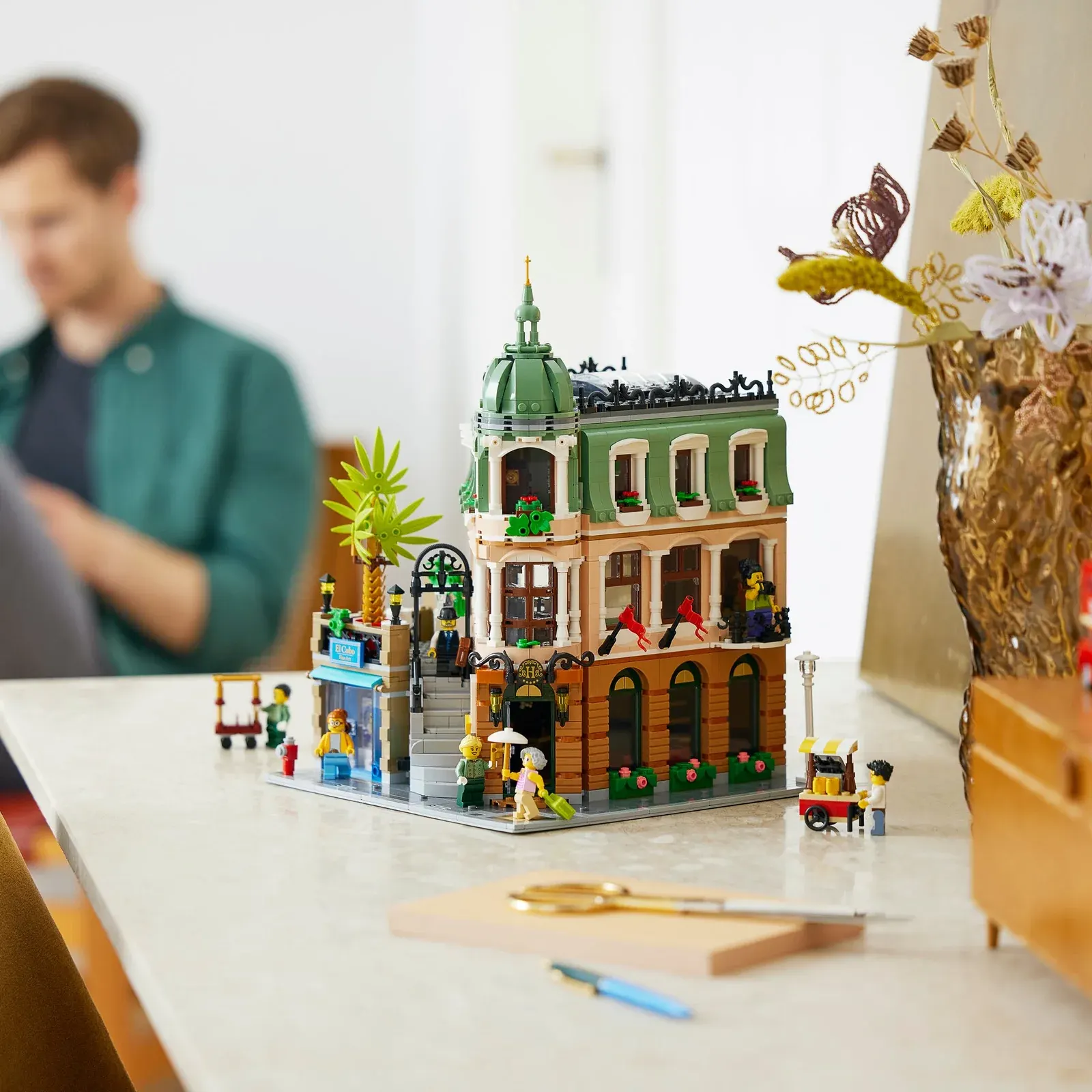 LEGO Il boutique hotel (10297) completamente montato