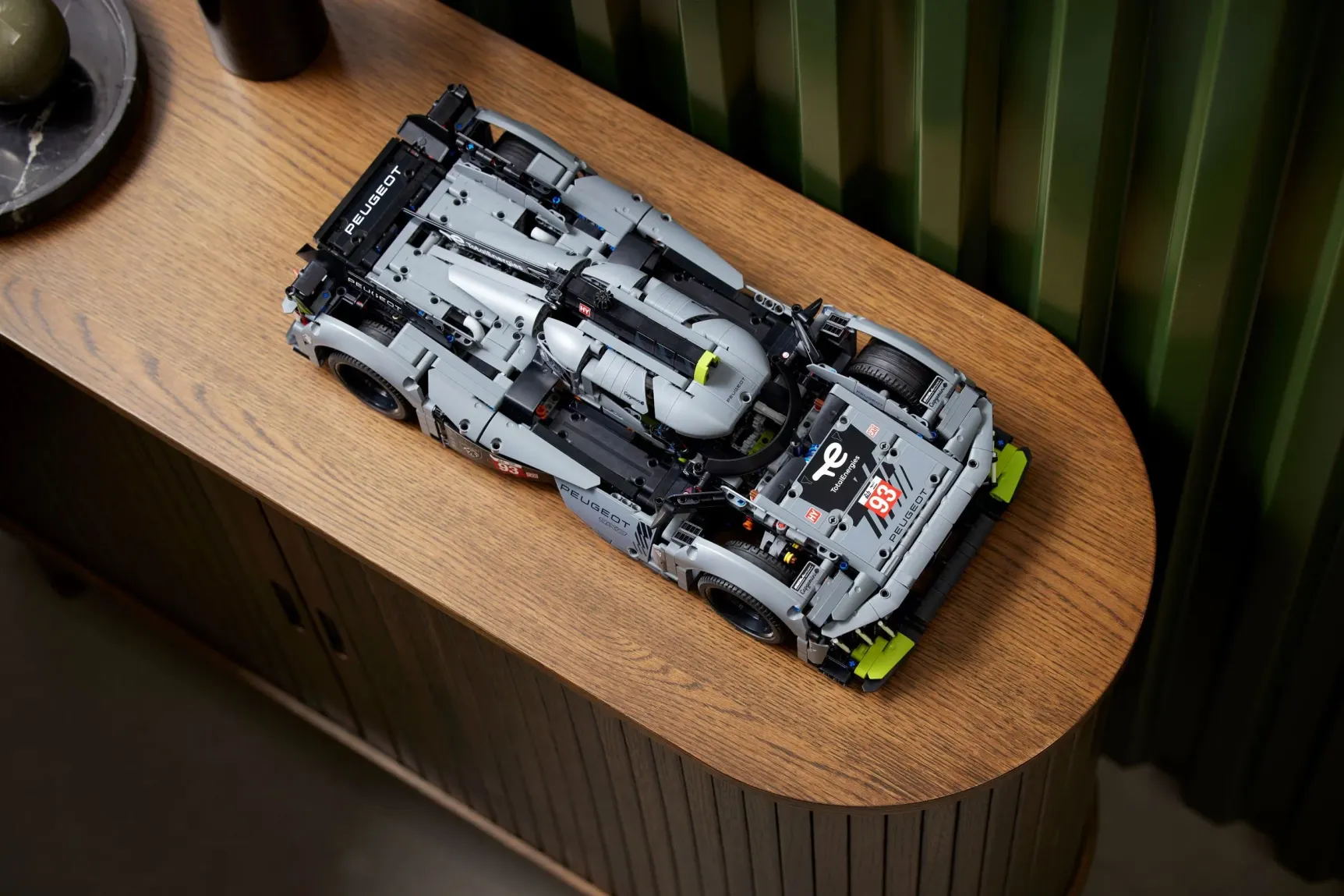LEGO Technic Peugeot 9X8 24H Le Mans Hybrid Hypercar (42156) fertig aufgebaut