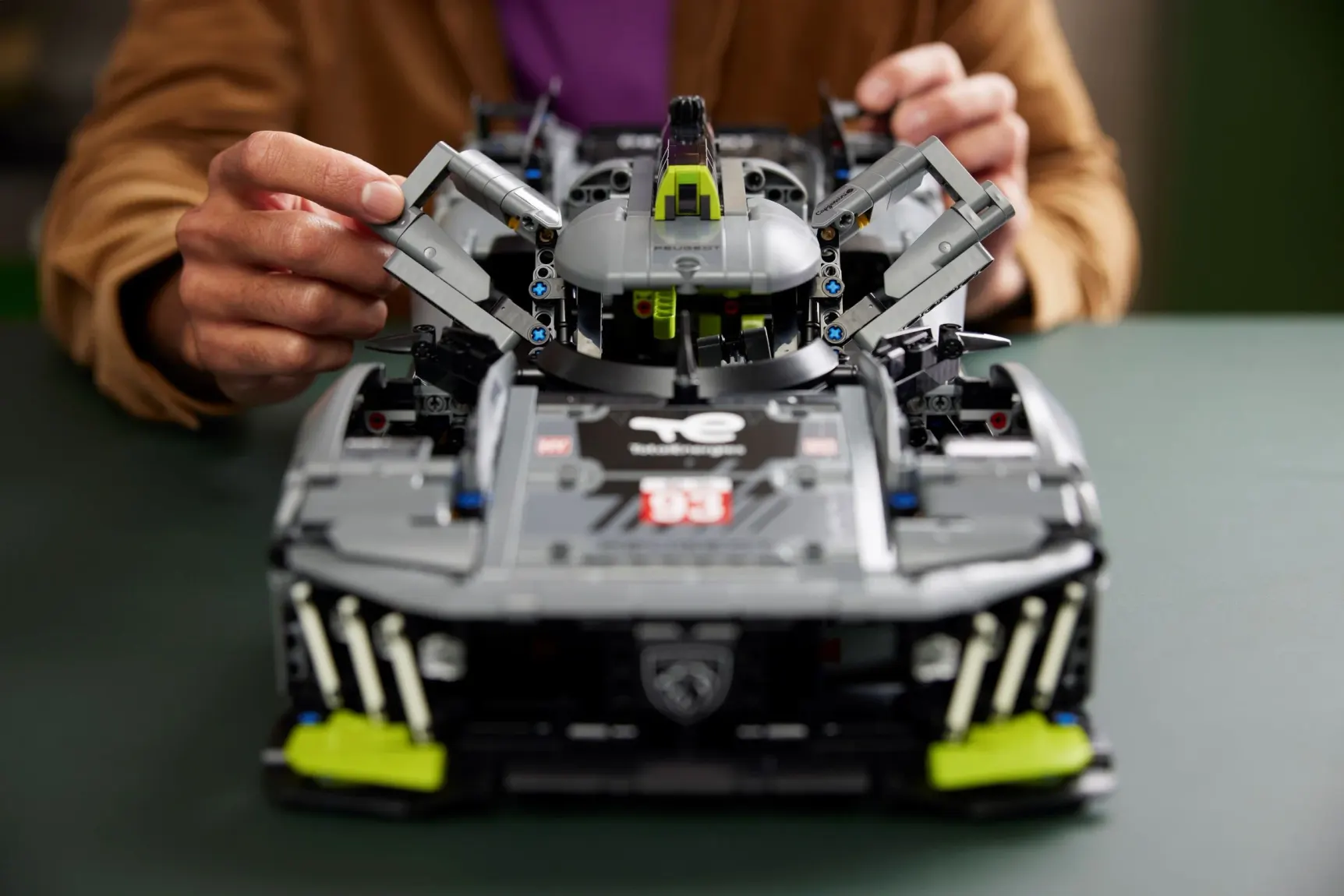 LEGO Technic Peugeot 9X8 24H Le Mans Hybrid Hypercar, Detailansicht 4