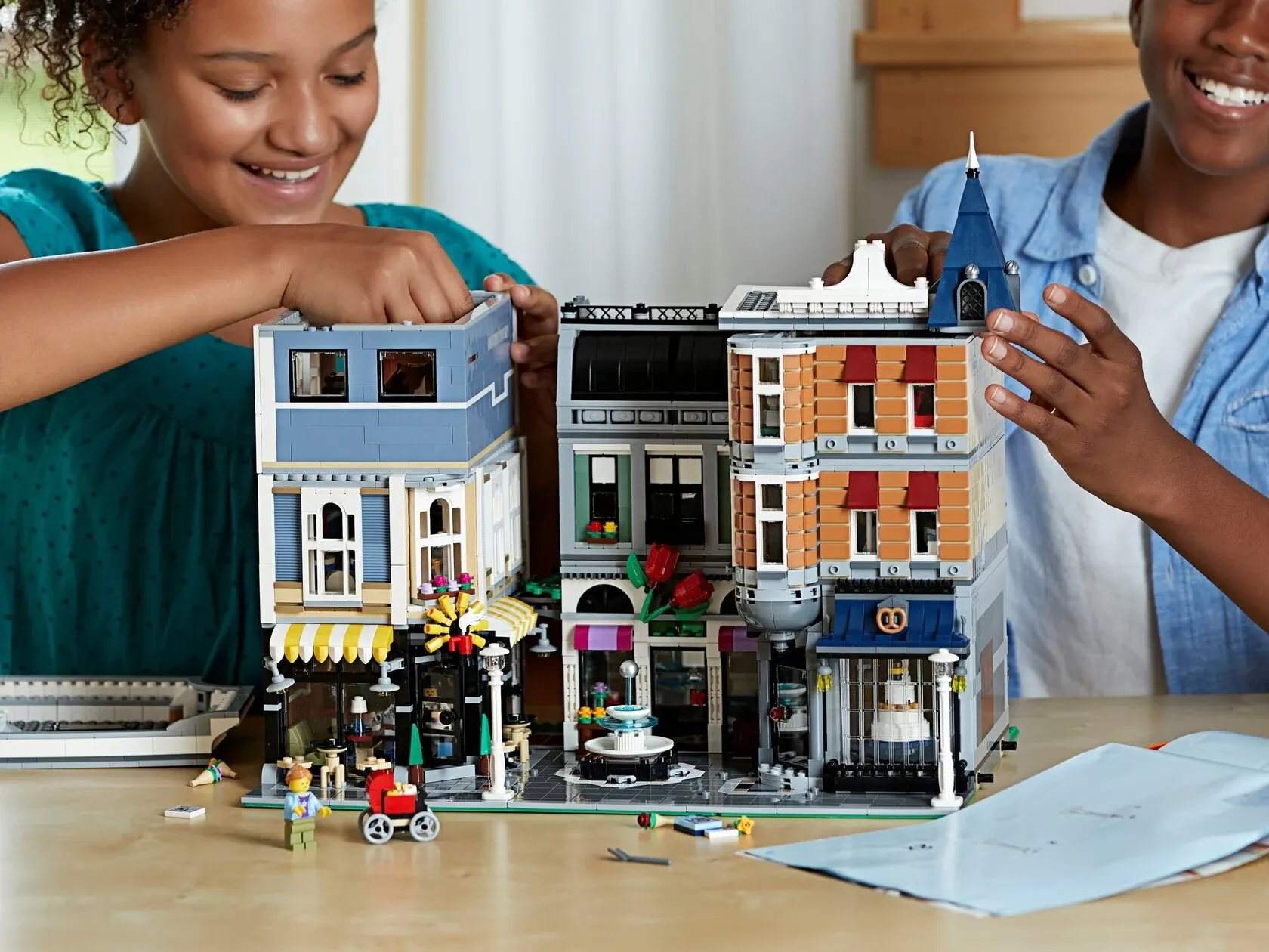 LEGO La place de l'Assemblée (10255) entièrement monté